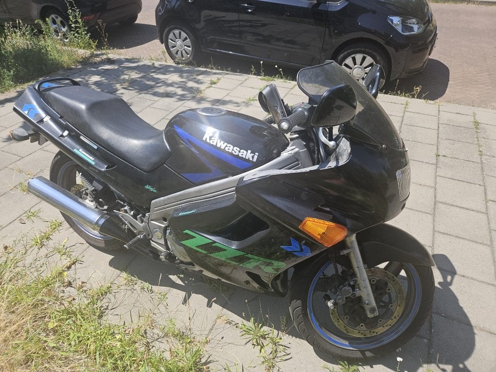 Kawasaki ZZR-250, 2 cilinders, 248 cc, Minimaal motorrijbewijs A2, Handgeschakeld