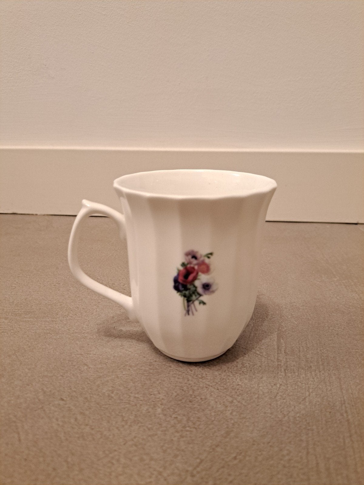 Vintage Staffordshire Bone China Mok 'December' met bloemen, Ophalen of Verzenden