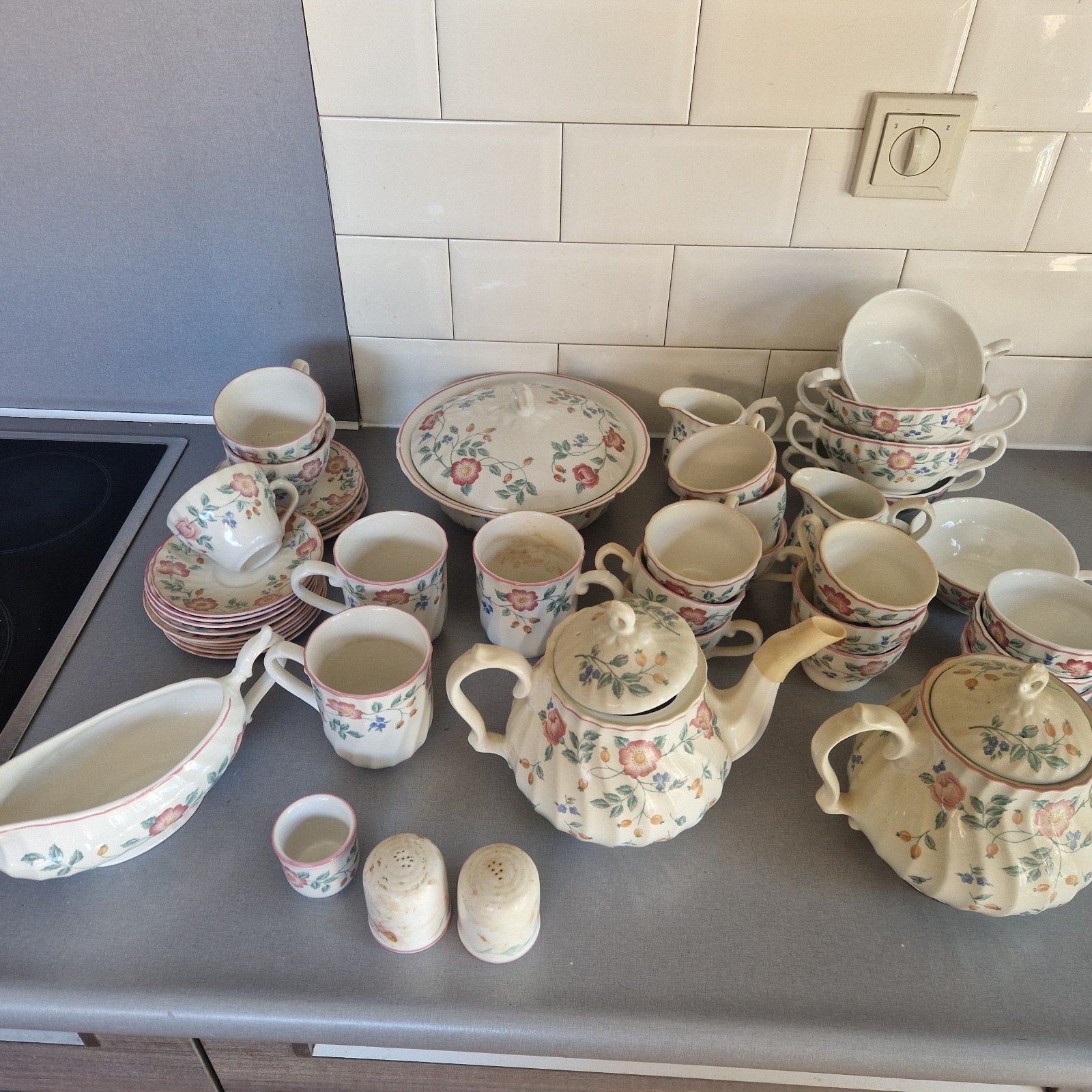 Servies Churchill Briar Rose Collection, in 1 koop, Ophalen
