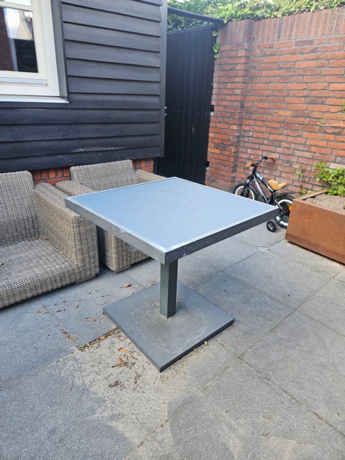 Buitentafel met glazen blad - Vierkant, Tuin en Terras, Tuintafels, Gebruikt, Vierkant, Metaal, Ophalen