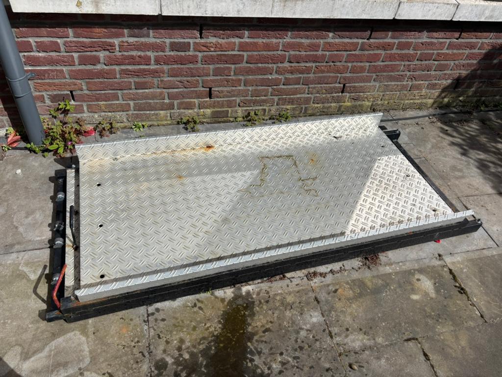 Uitschuifbare aluminium oprijplaat, Ophalen