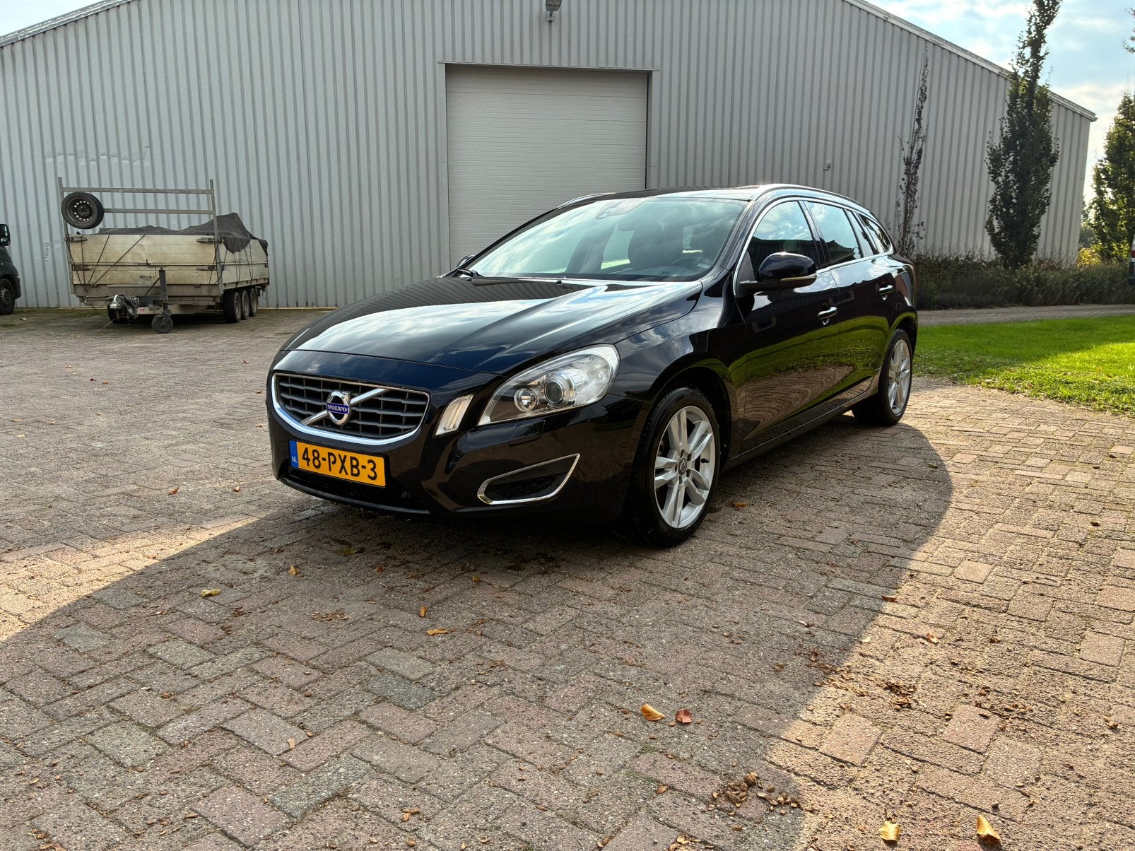 Nette Volvo V60 T3 150pk 2011 Zwart, Voorwielaandrijving, 1596 cc, 15 km/l, Zwart