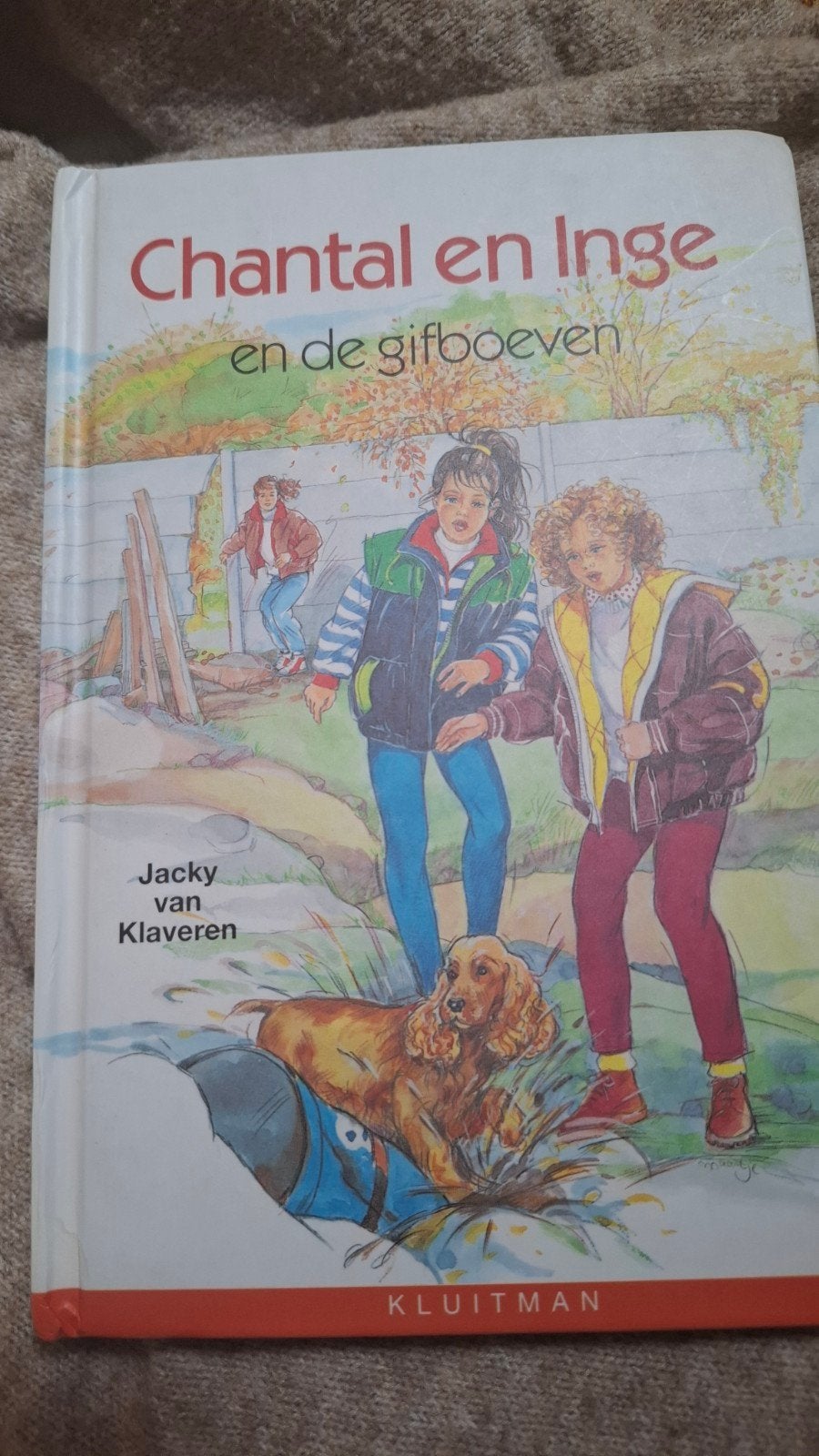 J. van Klaveren - Chantal en Inge en de gifboeven, Ophalen of Verzenden, Zo goed als nieuw, J. van Klaveren