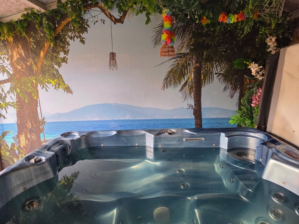 Compacte 3-persoons Jacuzzi (Balboa) 28 Jets, Waterval & LED, Tuin en Terras, Ophalen, Gebruikt, Afdekzeil, Vast