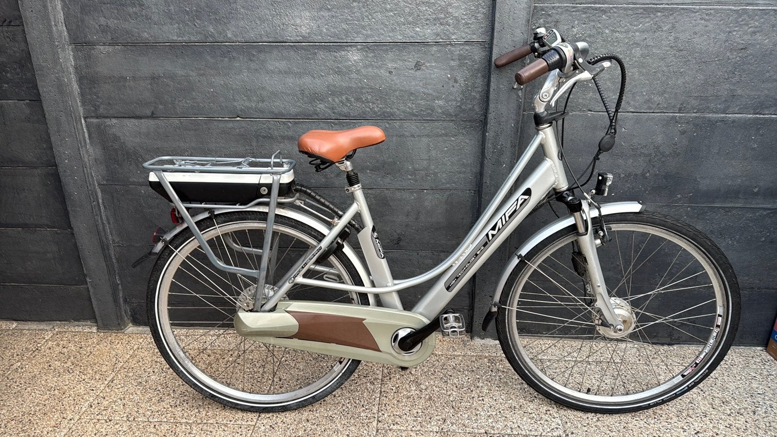 Zeer nette Mifa High Elektrichefiets 28 inch.8 versnellingen, Zo goed als nieuw, 51 tot 55 cm, 50 km per accu of meer, Ophalen