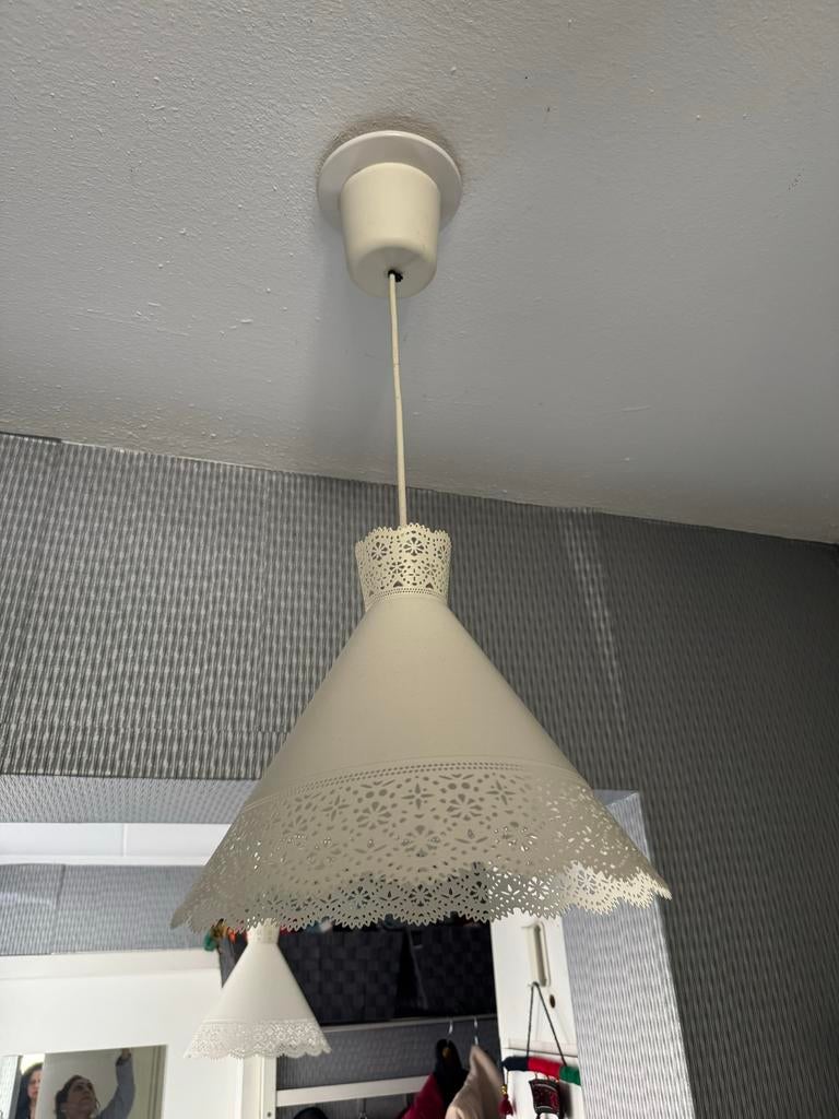 2 Witte hanglamp met sierlijk geperforeerd patroon, Ophalen of Verzenden, Zo goed als nieuw, Metaal, 50 tot 75 cm