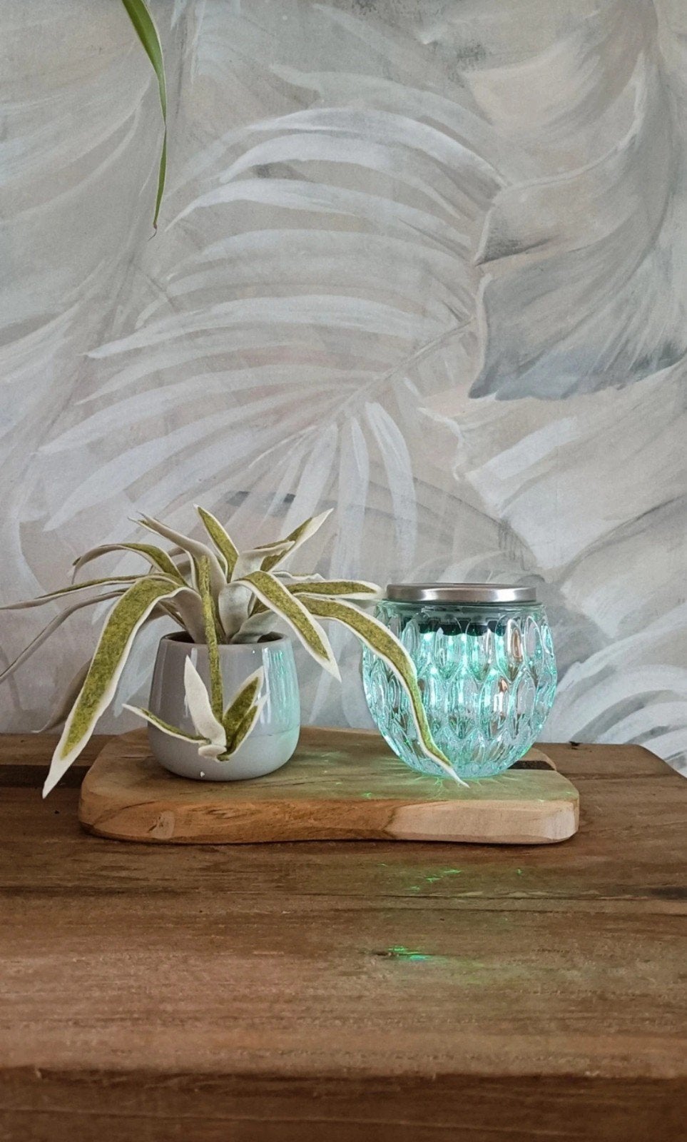 Vilten graslelie met een solar lampje op een houten plank., Ophalen of Verzenden