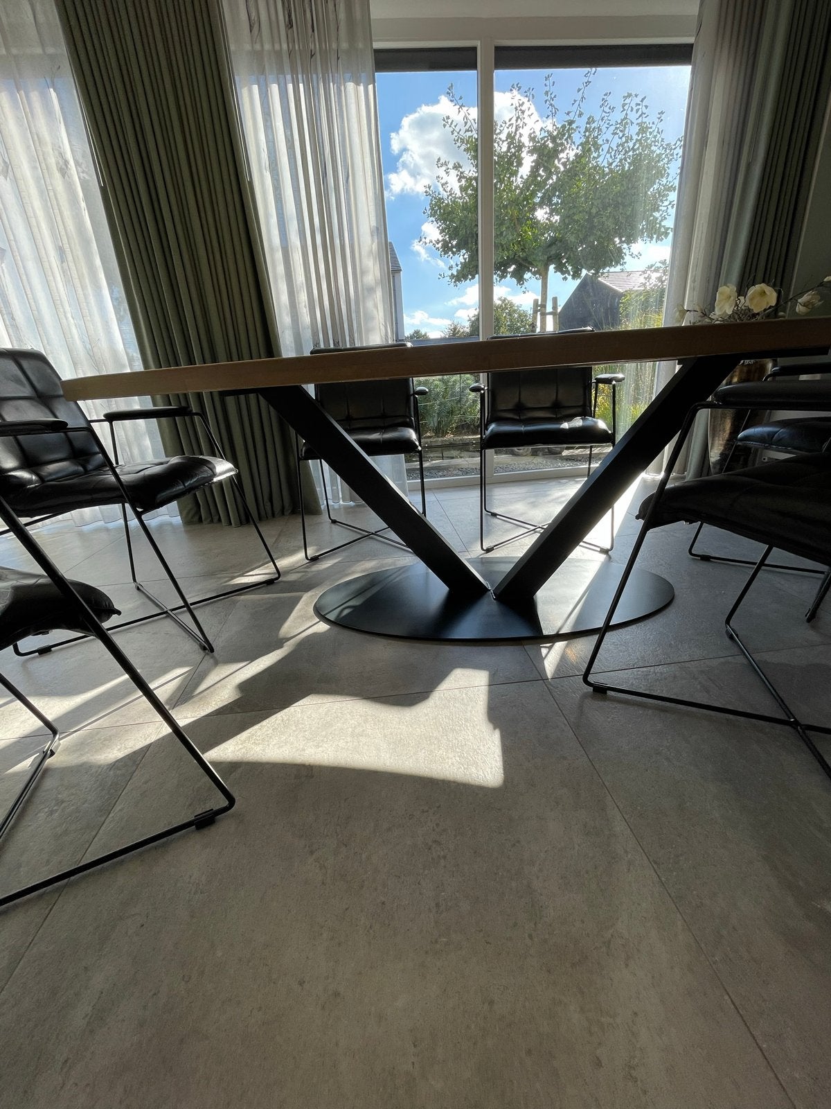 Ovale eettafel met 6 zwart leren stoelen., Huis en Inrichting, Ophalen, Gebruikt, 100 tot 150 cm, 200 cm of meer