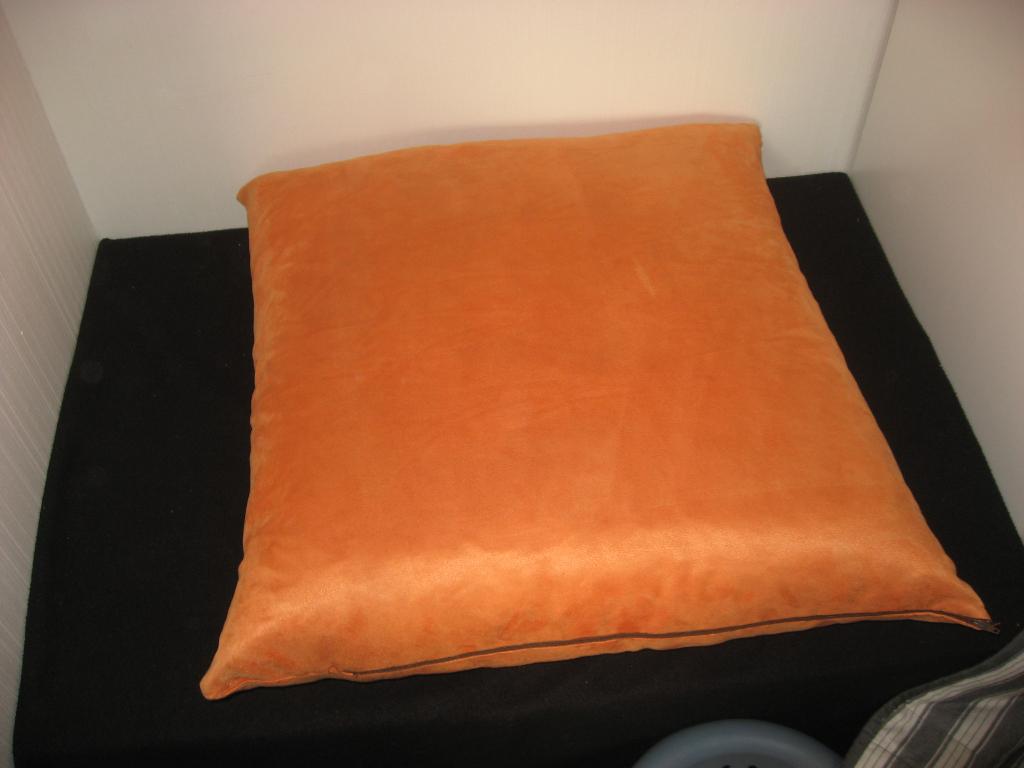> > Heerlijk zacht en groot oranje kussen < <, Ophalen of Verzenden, Zo goed als nieuw, Oranje, Vierkant