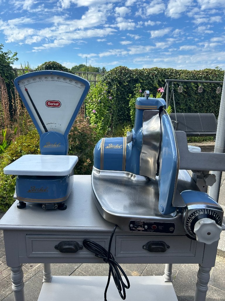 Brocante blauwe Berkel 834 snijmachine met weegschaal ., Ophalen, Zo goed als nieuw