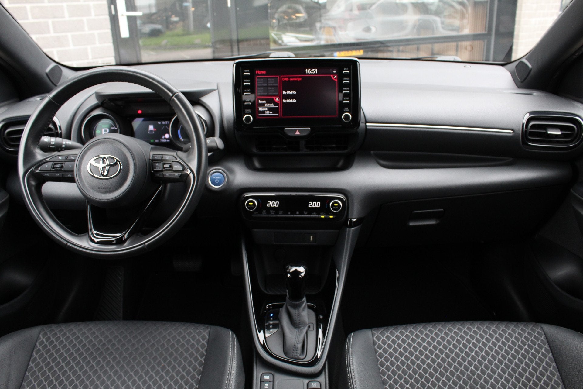 Toyota Yaris 1.5 Hybrid Executive / Bi Tone / Keyless / Carp, 450 kg, Gebruikt, Met garantie (alle), 23 km/l