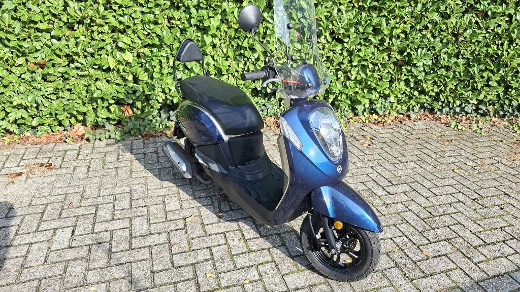 SYM MIO BROMSCOOTER, Fietsen en Brommers, Ophalen, Overige modellen, Maximaal 45 km/u, Zo goed als nieuw