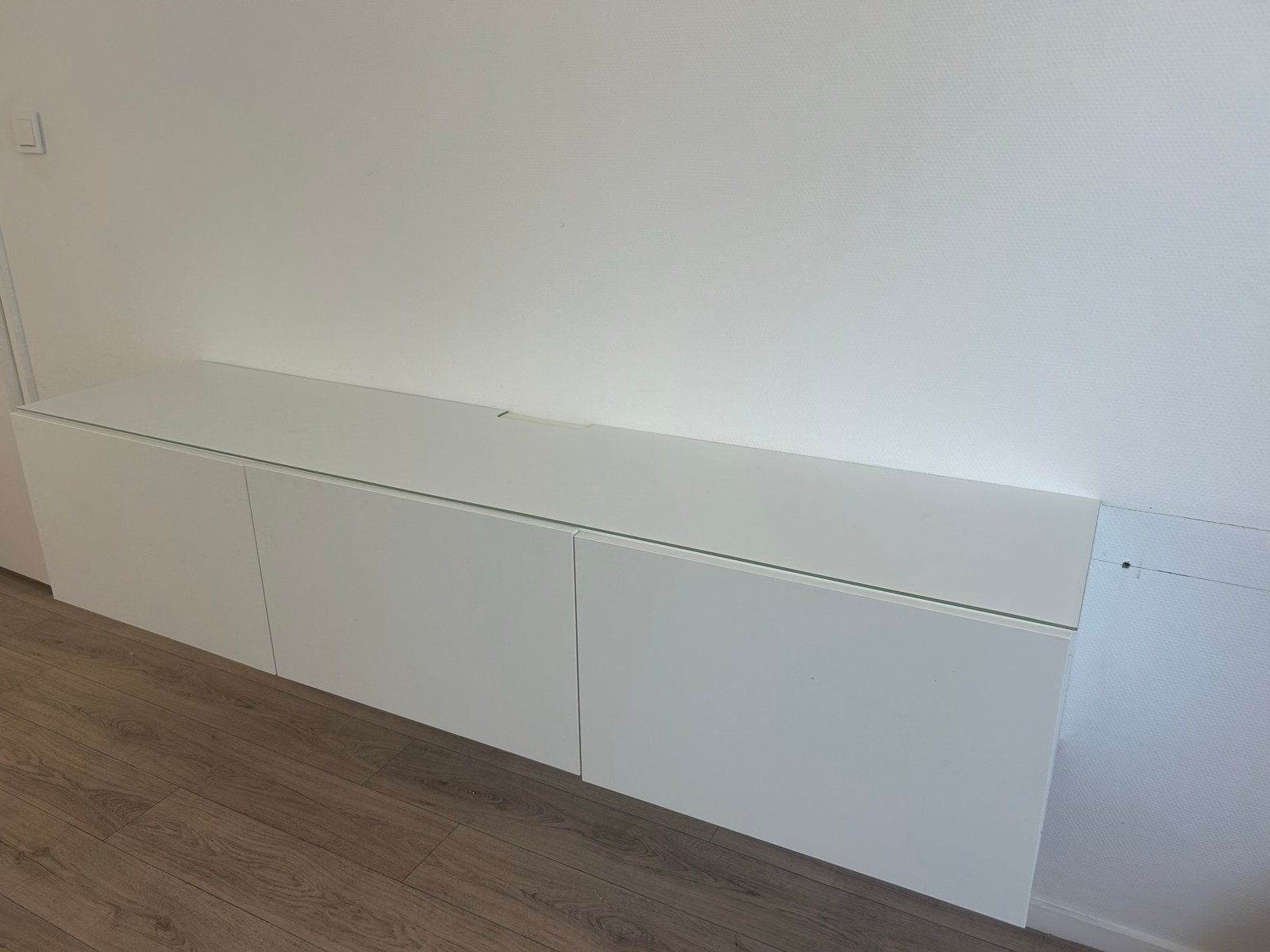 IKEA Besta TV-meubel wit met glazen bovenplaat, Ophalen, Overige materialen, 150 tot 200 cm, Zo goed als nieuw