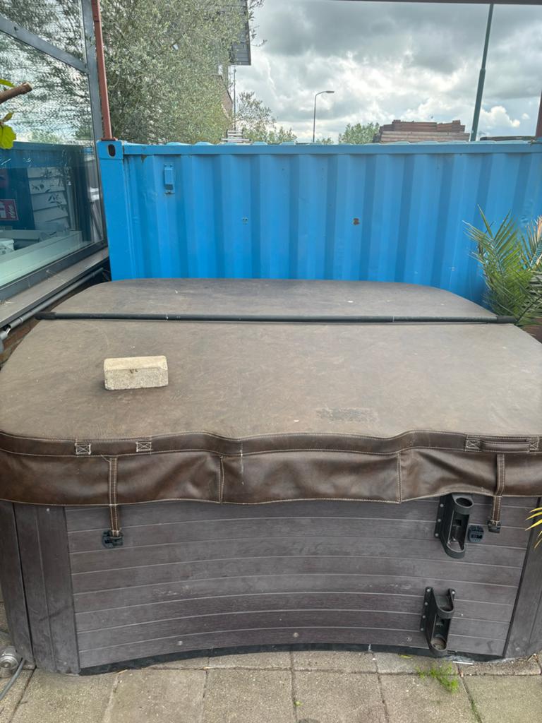 Maax Jacuzzi 220x220 met hoes - Werkt perfect!, Ophalen, Gebruikt, Afdekzeil, Vast