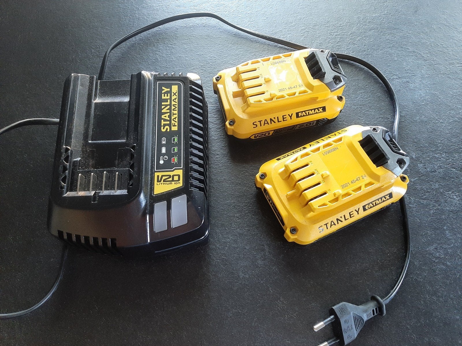 Stanley Fatmax V20 2.0 Ah acculader + 2 accu's