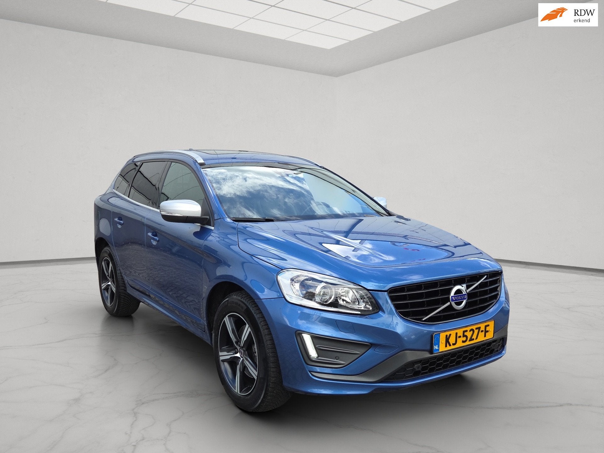 Volvo XC60 2.0 T5 FWD Nordic+ R-Design |PANO|, 15 km/l, Gebruikt, 4 cilinders, 1969 cc