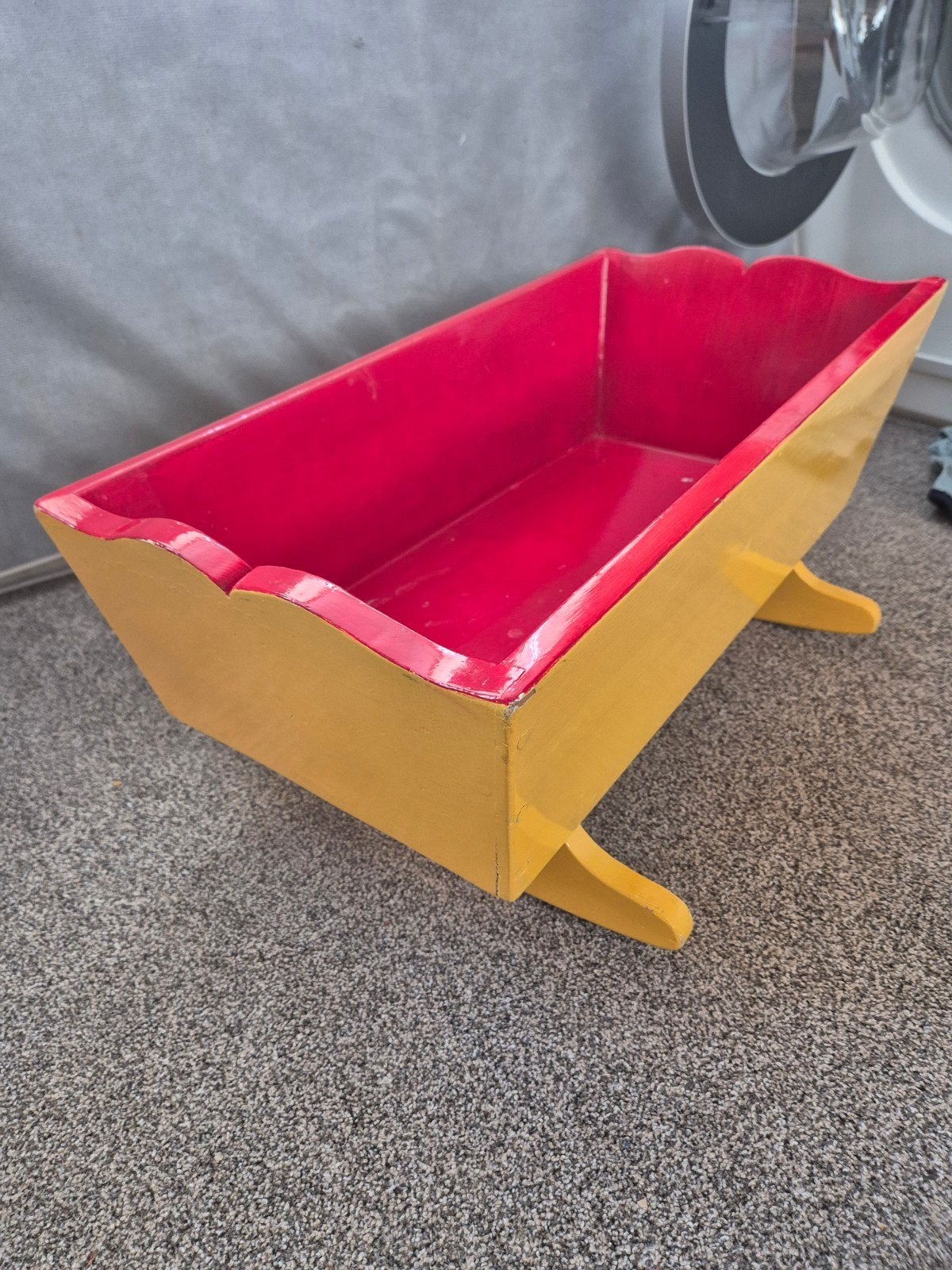 Massief houten poppenbedje - Geel met rood, Ophalen, Gebruikt, Overige typen