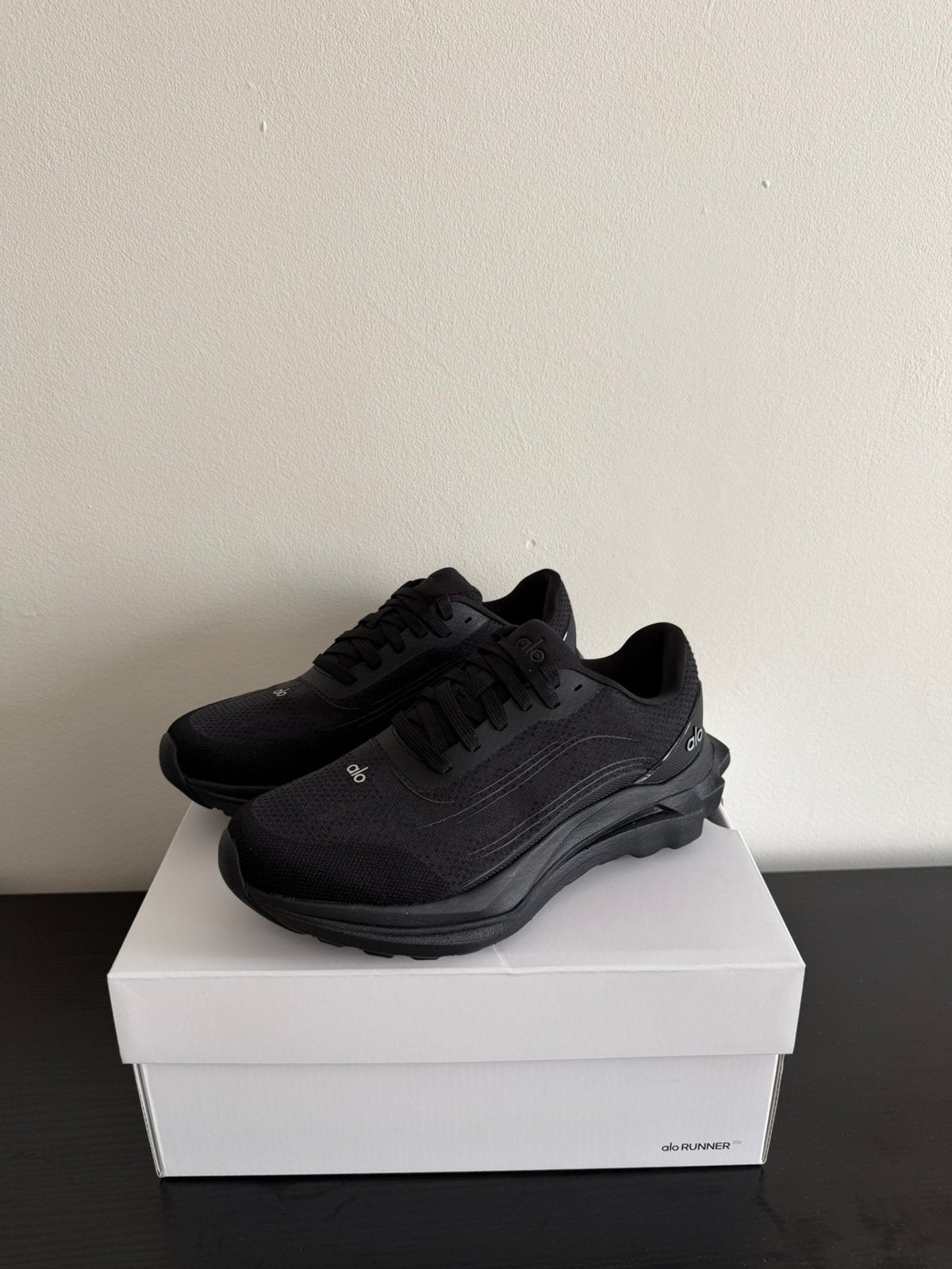 Alo schoenen - zwart - gloednieuw - maat 37,5, Kleding | Dames, Ophalen, Nieuw, Zwart, Sneakers of Gympen