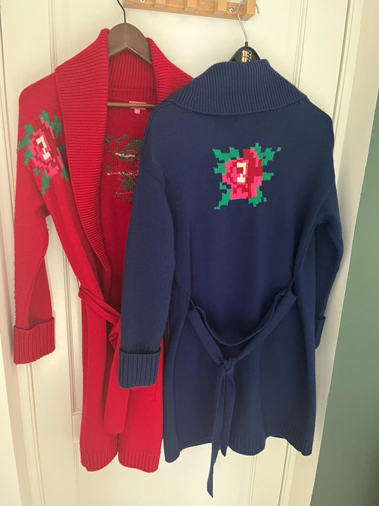 Warme vesten blauw en rood, kriebelt niet, valt ruim (XS), Kleding | Dames, Truien en Vesten, Ophalen of Verzenden, Zo goed als nieuw