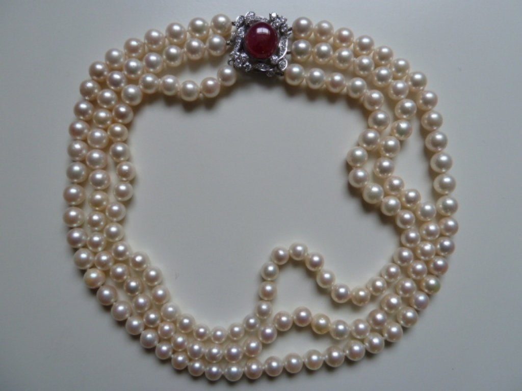 3-rij Akoya parel collier 18 kt gouden slot robijn + diamant, Sieraden, Tassen en Uiterlijk, Verzenden, Wit, Zo goed als nieuw