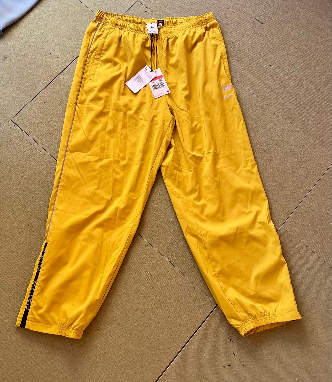 Nike  Patta  Running team pants track training L new, Kleding | Heren, Maat 52/54 (L), Nike x patta, Verzenden, Geel