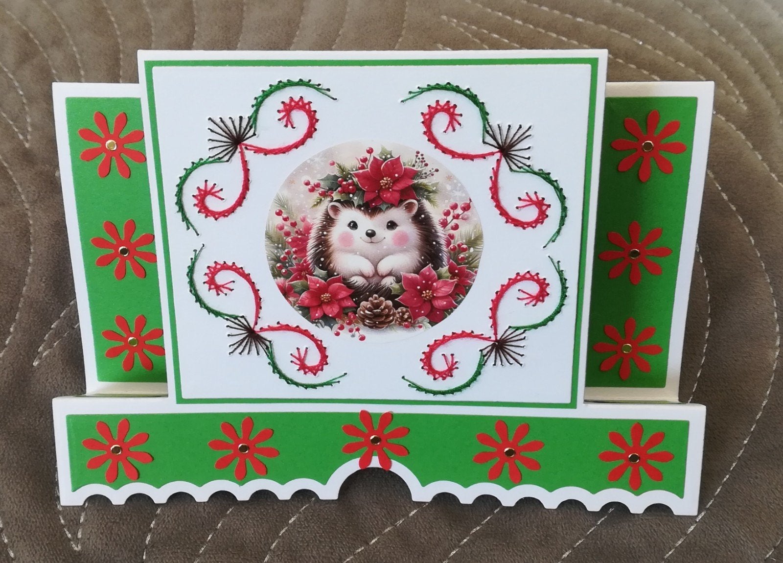 Zelfgemaakte kerstkaart kerst egel geborduurd, Ophalen of Verzenden, Nieuw, Kerst