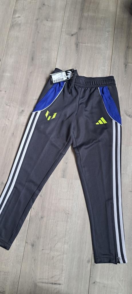 Nieuwe Adidas , Messi , broek, maat 128, Adidas, Nieuw, Jongen, Ophalen