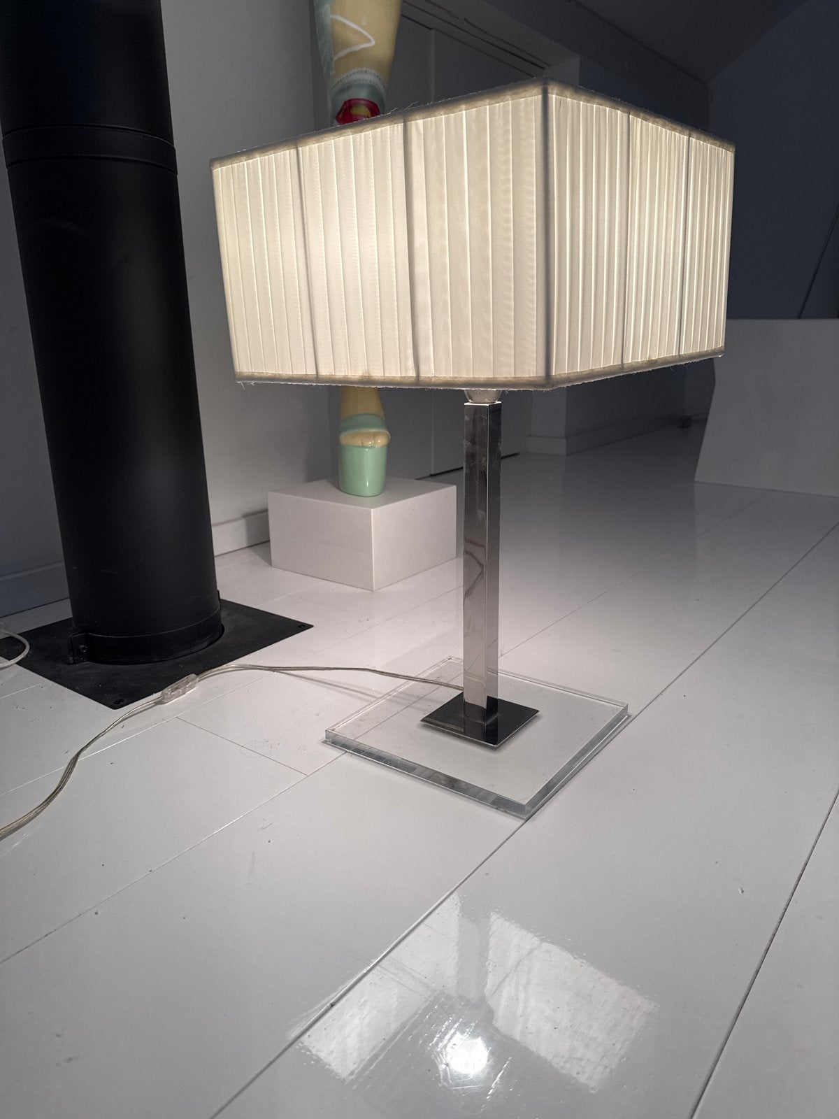 Moderne tafellamp met plexiglas voet en stoffen kap, Huis en Inrichting, Kunststof, Ophalen of Verzenden, Zo goed als nieuw, Met kap