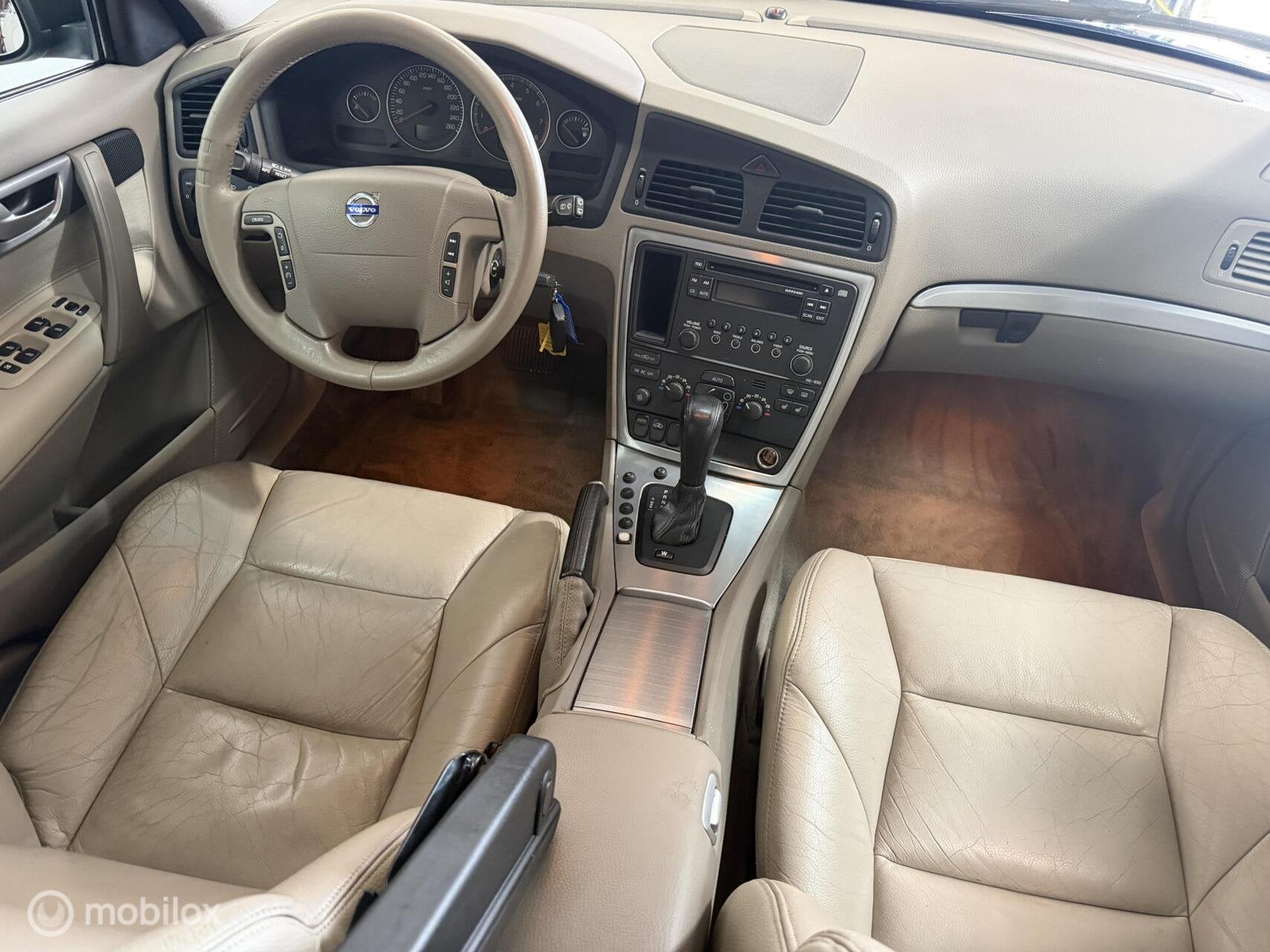 Volvo V70 2.5T Momentum AUTOMAAT / LEER, Auto's, 1525 kg, Gebruikt, 209 pk, Stoelverwarming