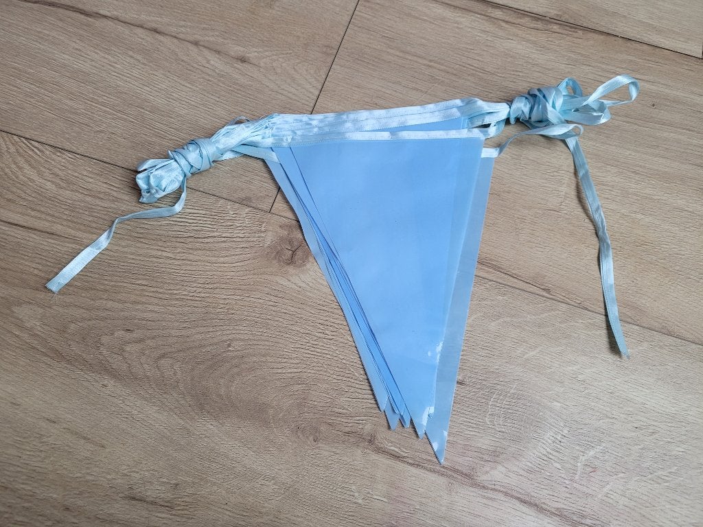 Blauwe vlaggetjes slinger ~ NH9200, Hobby en Vrije tijd, Feestartikelen, Ophalen of Verzenden, Gebruikt, Versiering, Geboorte of Huwelijk