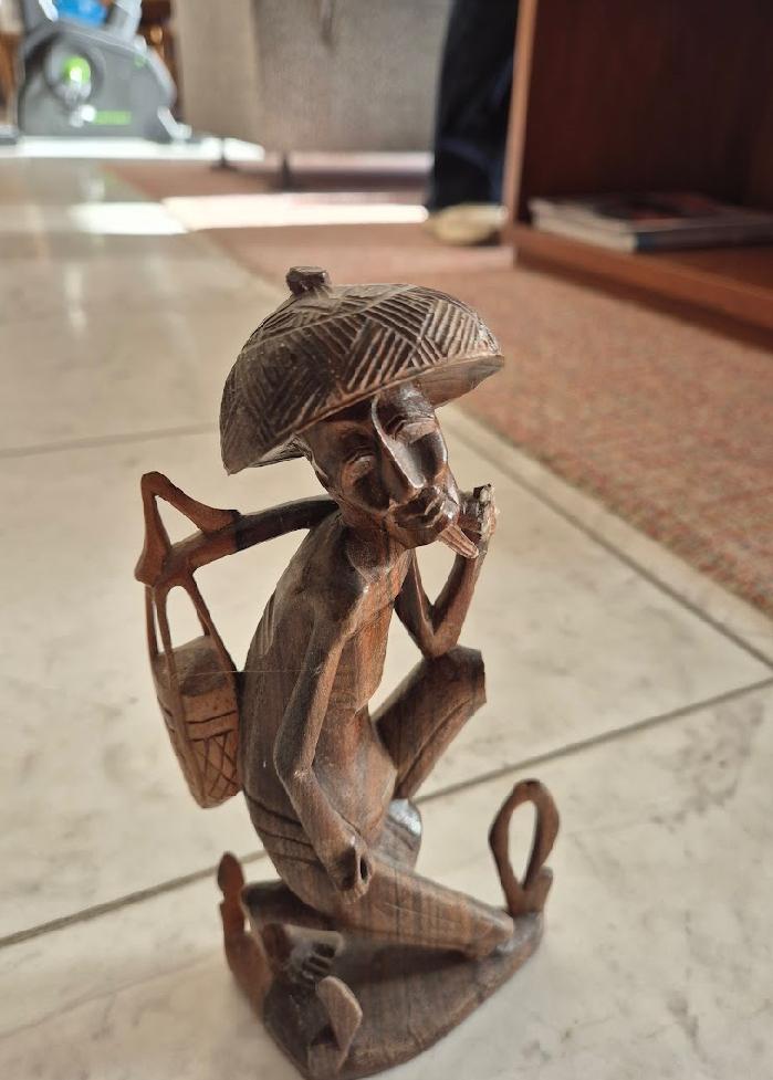 Houten beeld van een man met hoed en mand, Antiek en Kunst, Kunst | Beelden en Houtsnijwerken, Ophalen, Minder dan 20 cm, Handgemaakt
