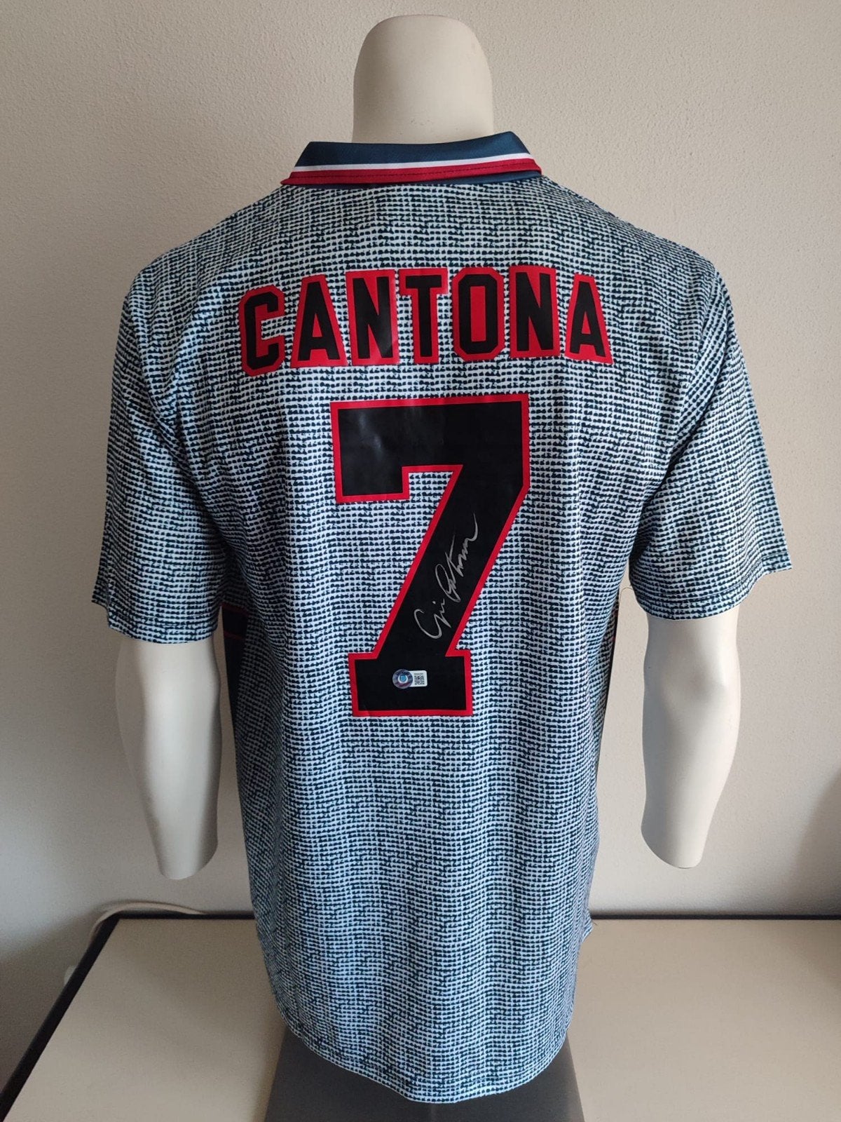 Manchester United shirt gesigneerd door Cantona coa Beckett, Verzamelen, Sportartikelen en Voetbal, Ophalen of Verzenden, Nieuw
