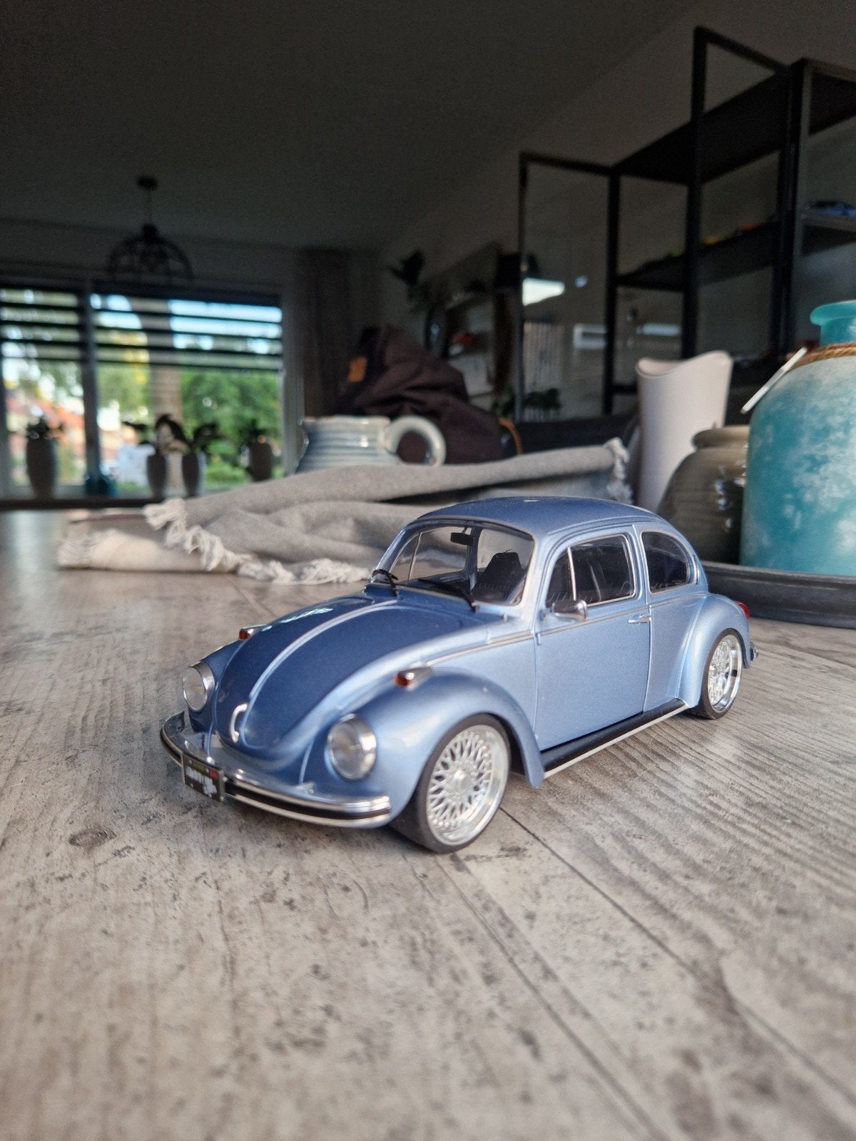 Te koop volkswagen kever 1303 blauw metallic, Hobby en Vrije tijd, Modelauto's | 1:18, Ophalen, Zo goed als nieuw, Auto, Solido
