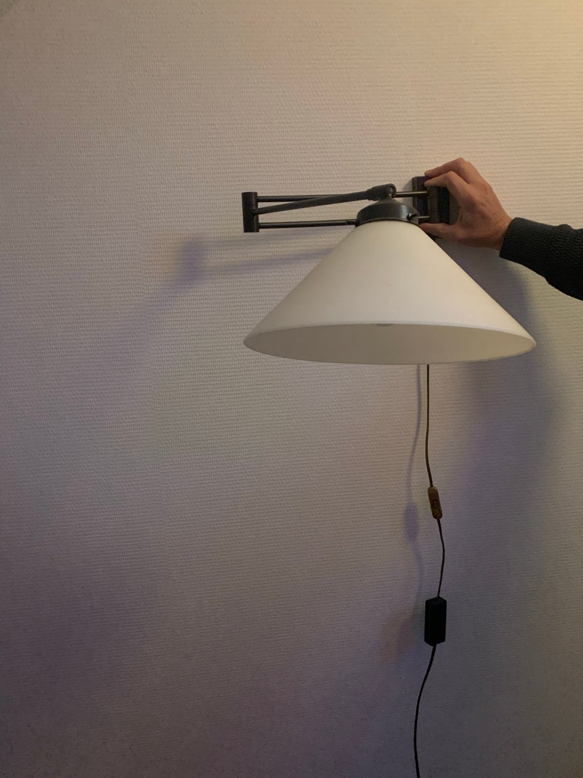 Bronzen verstelbare wandlamp met witte kap, Huis en Inrichting, Ophalen, Zo goed als nieuw, Verstelbaar, Metaal