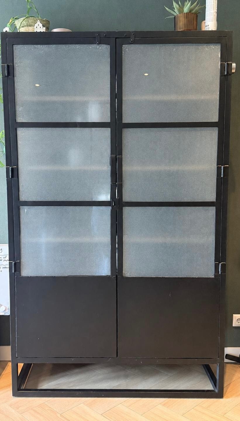 Zwart metalen industriele vitrinekast, Huis en Inrichting, Kasten | Vitrinekasten, Ophalen, Met deur(en), 100 tot 150 cm, 200 cm of meer