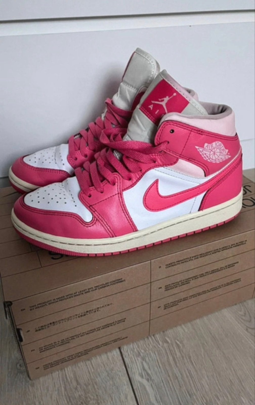 Nike Air Jordan 1 Mid 'Strawberry and Cream' - Maat 39, Kleding | Dames, Schoenen, Ophalen of Verzenden, Gedragen, Roze, Sneakers of Gympen