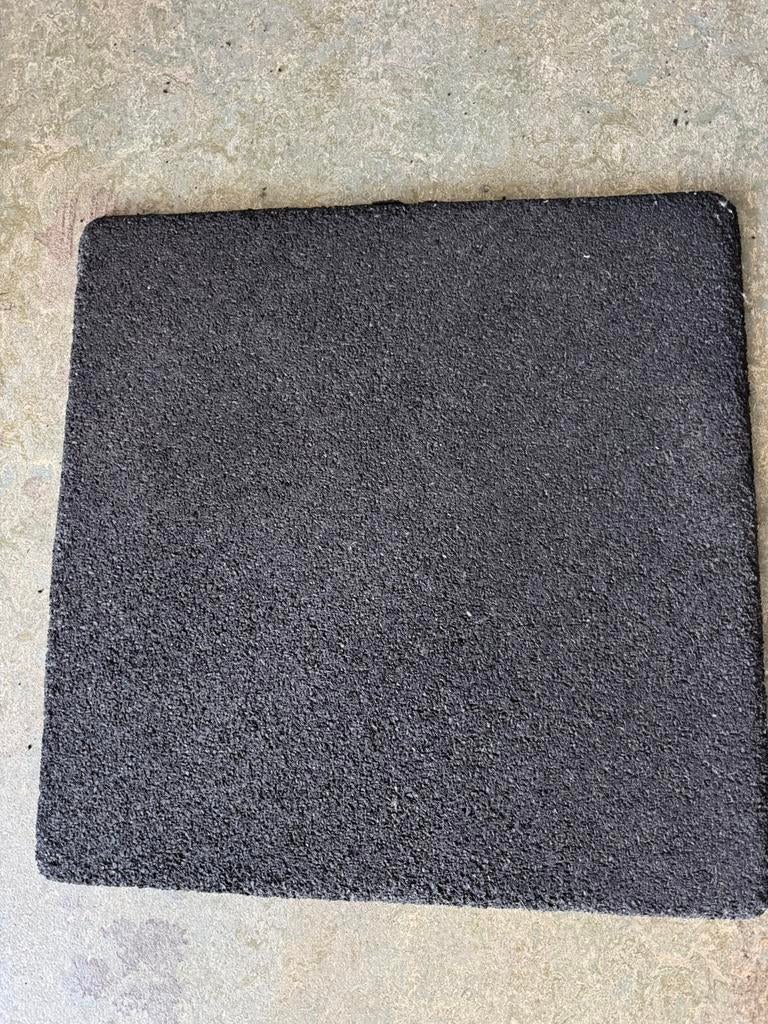 Te koop 73 rubberen fitness- matten 50 x 50 x 2 cm, Ophalen, Fitnessmat