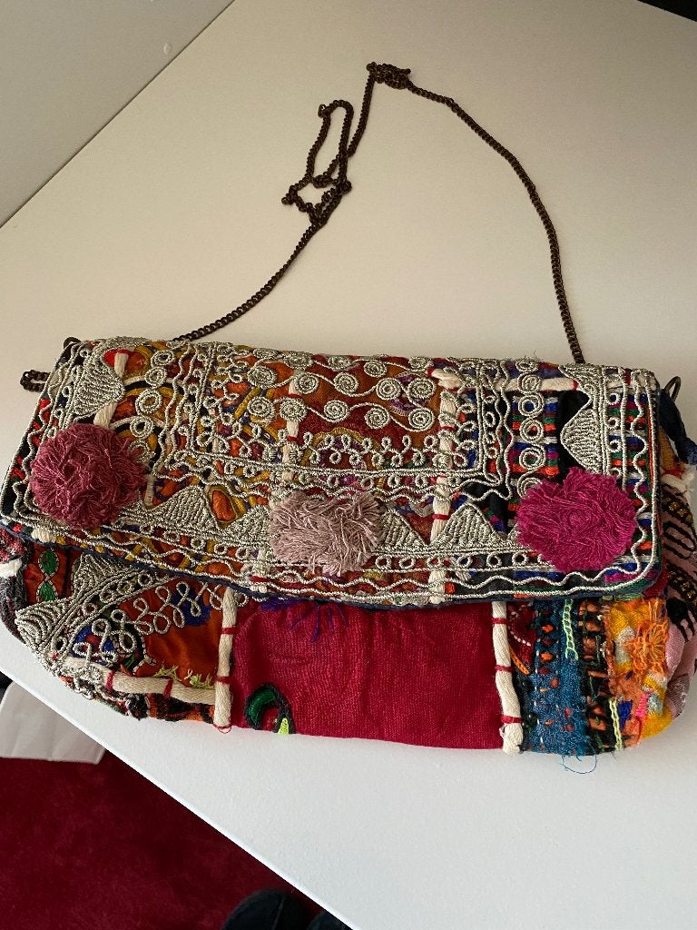 Unieke handgemaakte clutch / schoudertasje met borduursels, Sieraden, Tassen en Uiterlijk, Tassen | Damestassen, Ophalen of Verzenden