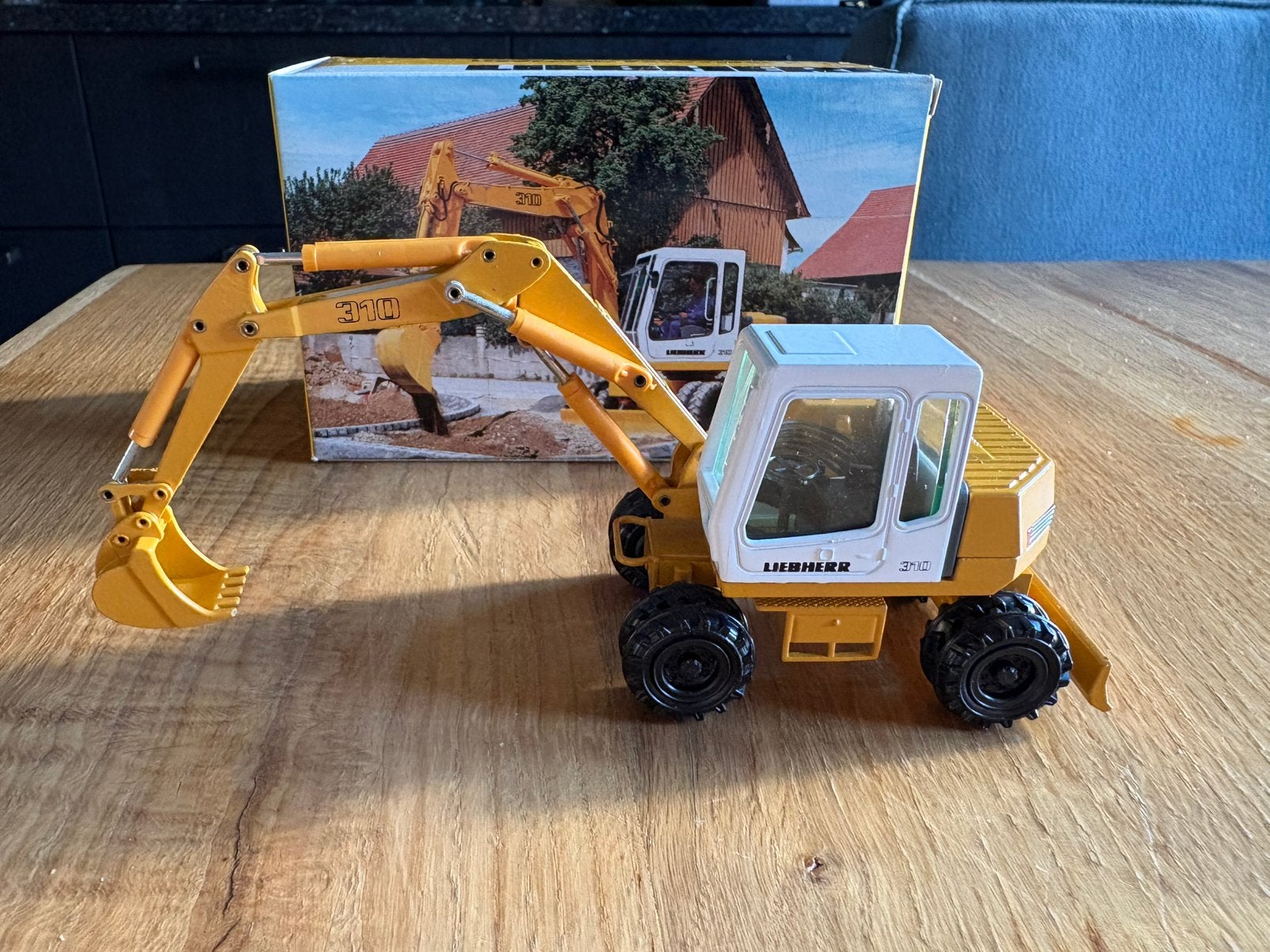 Conrad 1/50 Liebherr A 310 mobiele hydraulische graafmachine, Ophalen of Verzenden, Nieuw, Hijskraan, Tractor of Landbouw, Conrad