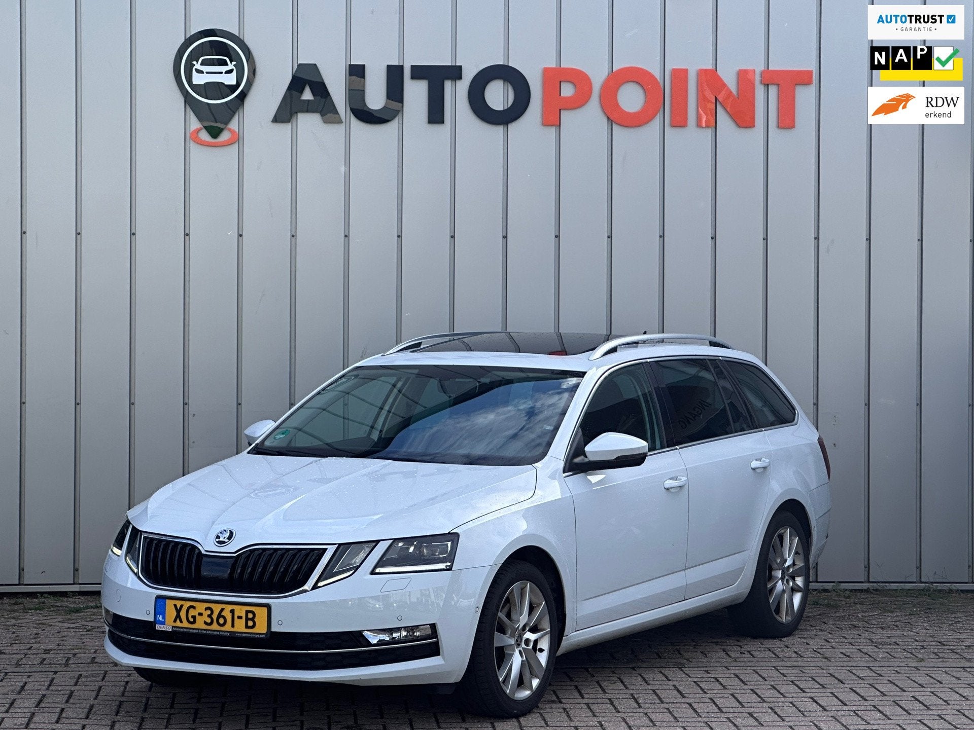 Skoda Octavia Combi 1.5 TSI BUSSINESS PANO TREKHAAK LED CANT, Stof, 4 cilinders, 150 pk, Wit