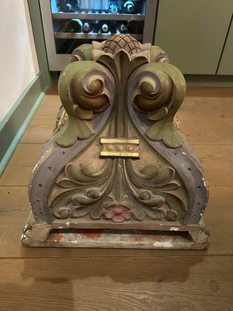 Antieke decoratieve gipsen pilaarvoet, Ophalen