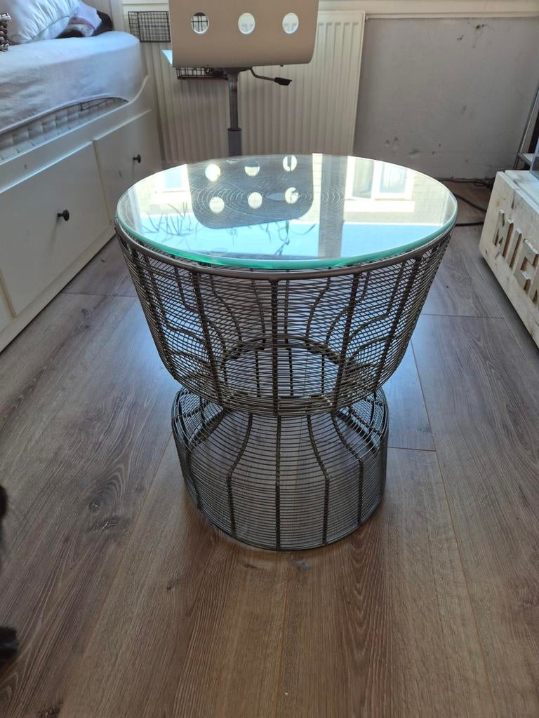 Bijzettafeltje van draadstaal met glazen blad., Huis en Inrichting, Tafels | Bijzettafels, Ophalen, Rond, Minder dan 55 cm, Minder dan 45 cm