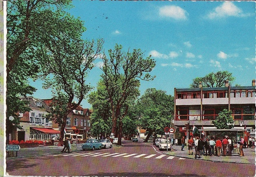 Bergen (N.H.) Plein met Breestraat ca.1967 met Haringkar-, Verzamelen, Ophalen, 1960 tot 1980, Gelopen, Noord-Holland