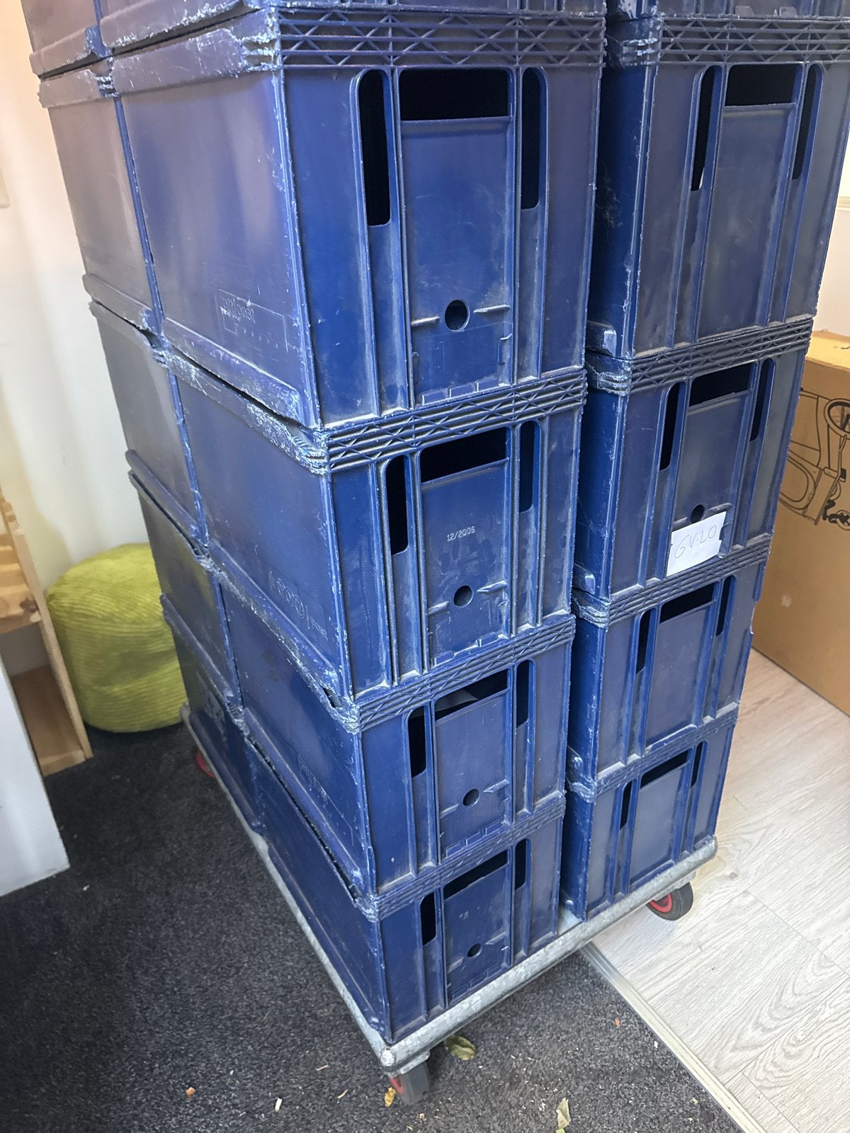 Stapelbare blauwe kratten op rolplateau, Ophalen, Gebruikt, 40 tot 60 cm, 50 tot 75 cm