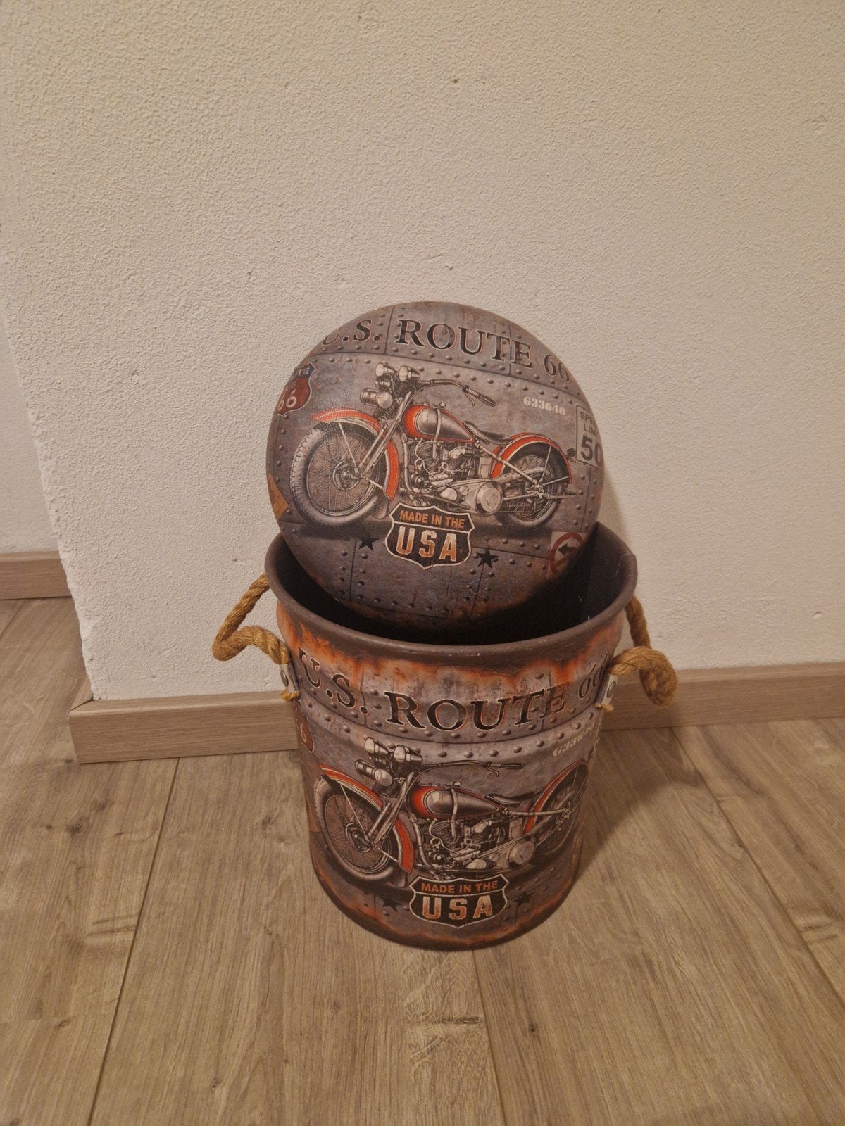 Decoratieve Route 66 Opbergton met Kussen, Huis en Inrichting, Ophalen, Vintage, Meerkleurig, Overige materialen