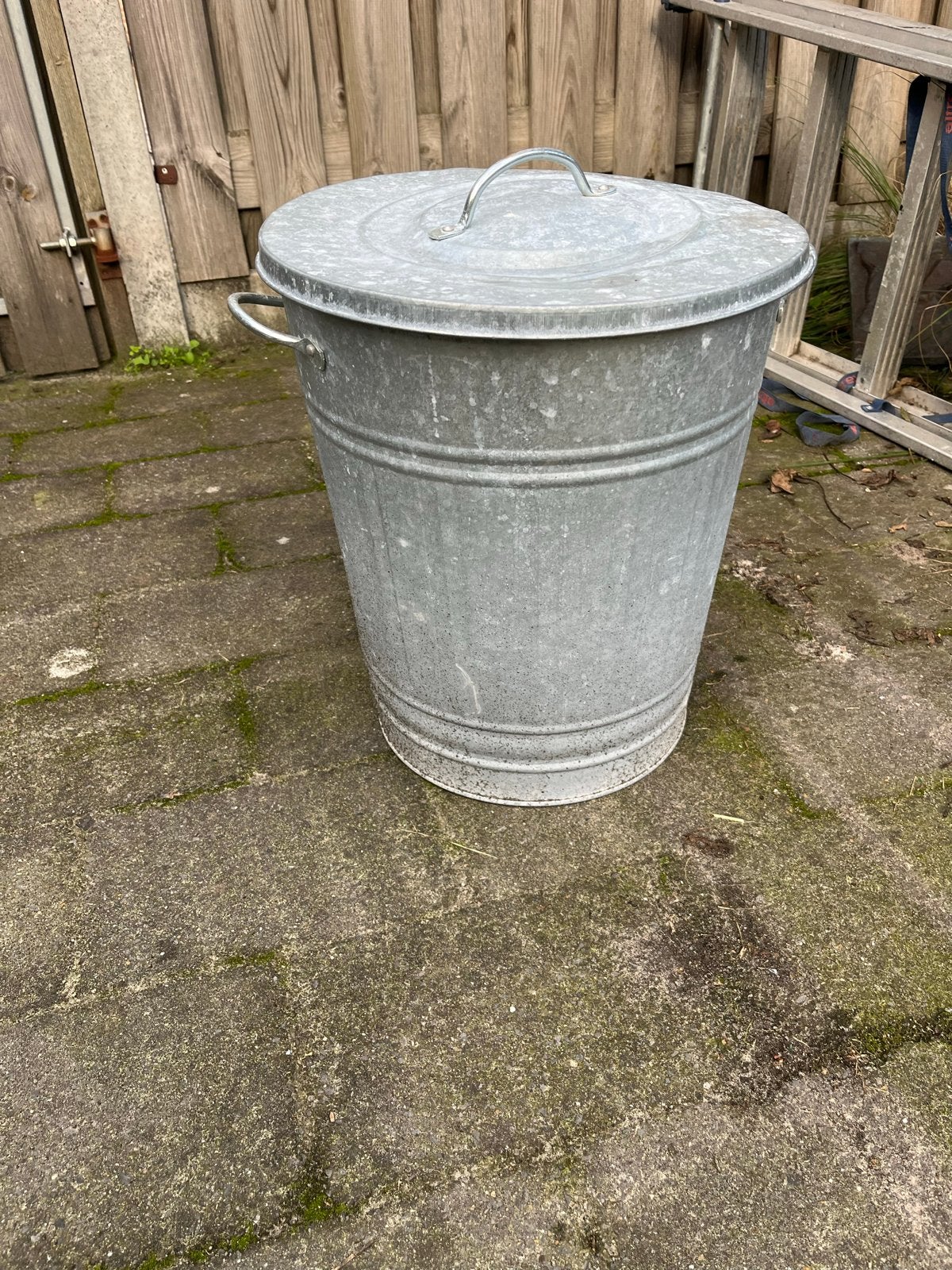 Zinken vuilnisbak met deksel, Ophalen, 50 – 75, Gebruikt, 40 liter of meer