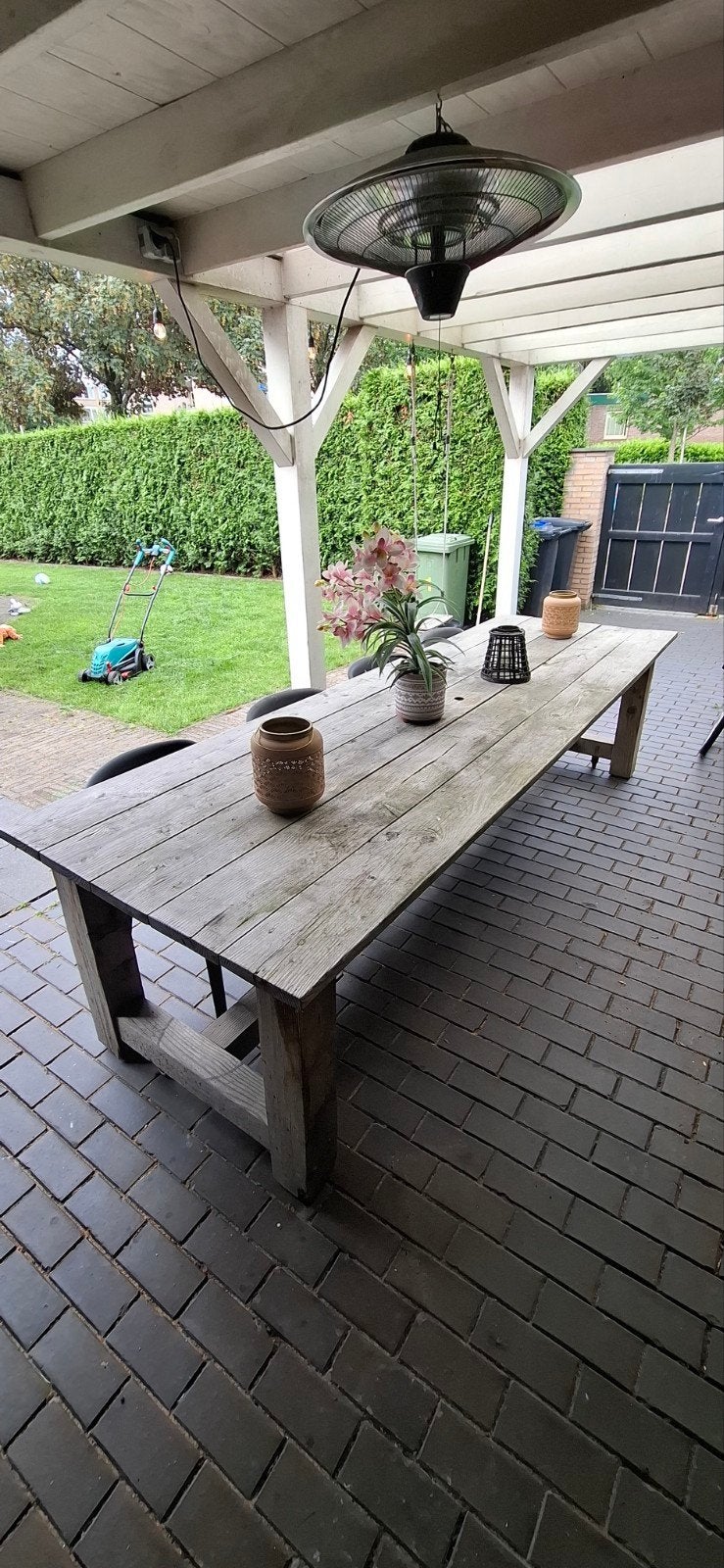 Robuuste houten geleefde tuintafel met wielen, Ophalen