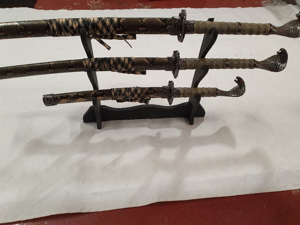 Decoratieve zwaarden set met slangenhuid design, Verzamelen, Ophalen, Overige soorten, Azië, Zwaard of Sabel