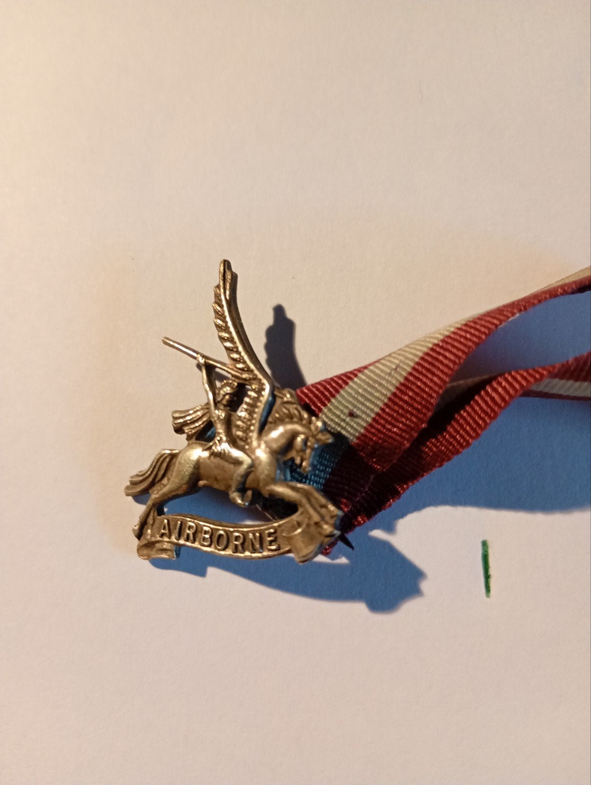 Airborne speld met lintje - Militair verzamelobject, Verzamelen, Ophalen of Verzenden