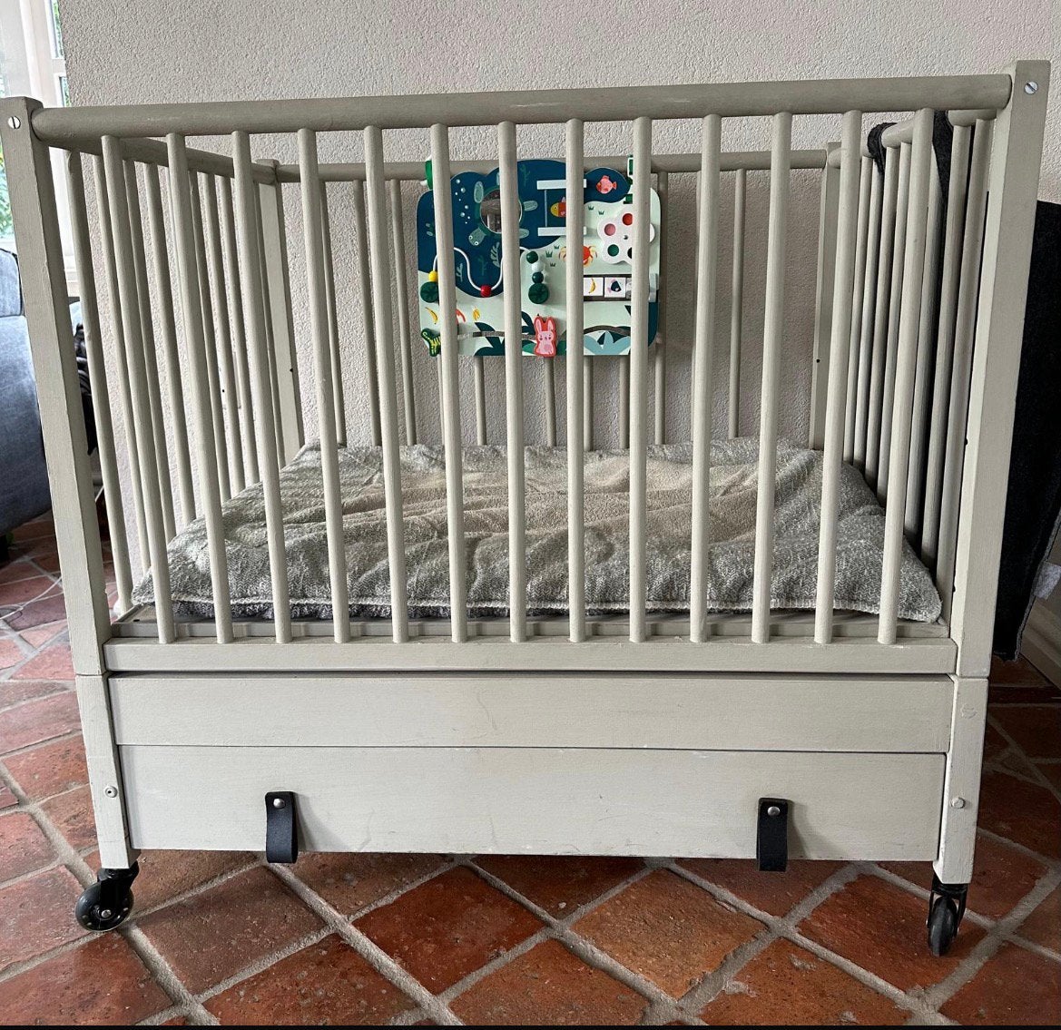 Houten baby-box op wieltjes, Kinderen en Baby's, Ophalen, Gebruikt, Rechthoekig, In hoogte verstelbaar